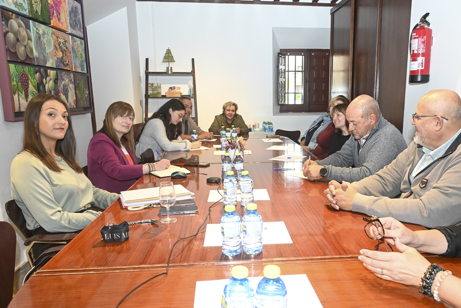 Rocío Valentín, a la izquierda, durante la reunión mantenida con los representantes de las empresas exposioras