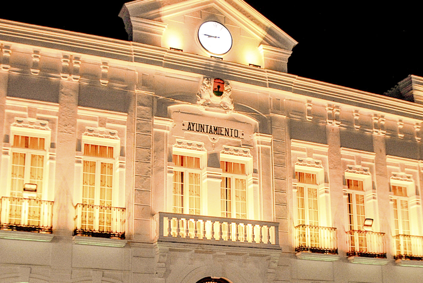 Fachada Ayuntamiento iluminada color naranja