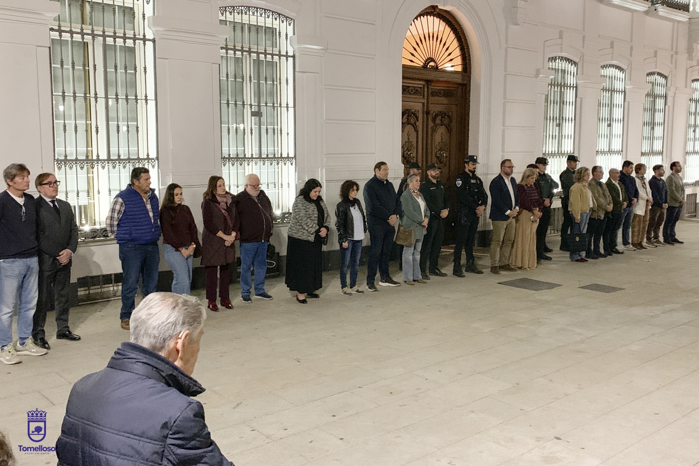 Minuto de silencio ante el Ayuntamiento por las víctimas del accidente ferroviario de Urda (Toledo)