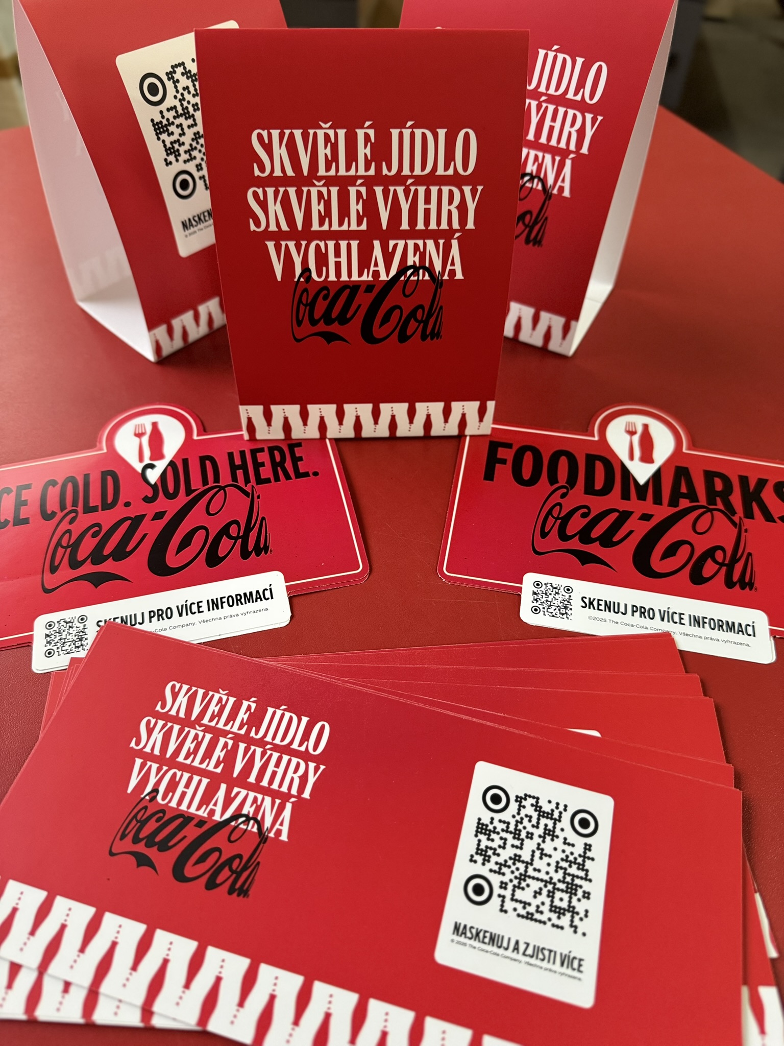 POS materál - cocacola stojánek, samolepka