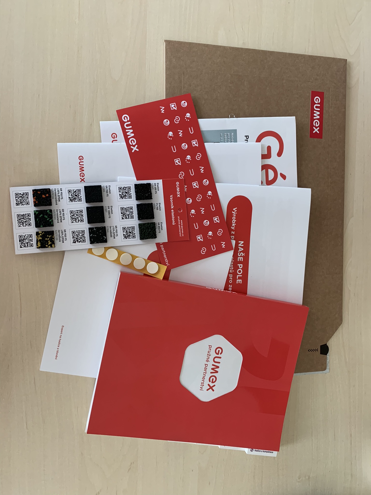 Ruční kompletace do kartonové obálky