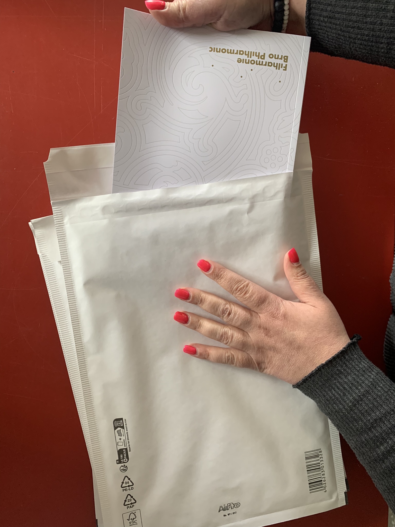 ruční kompletace do bublinkové obálky