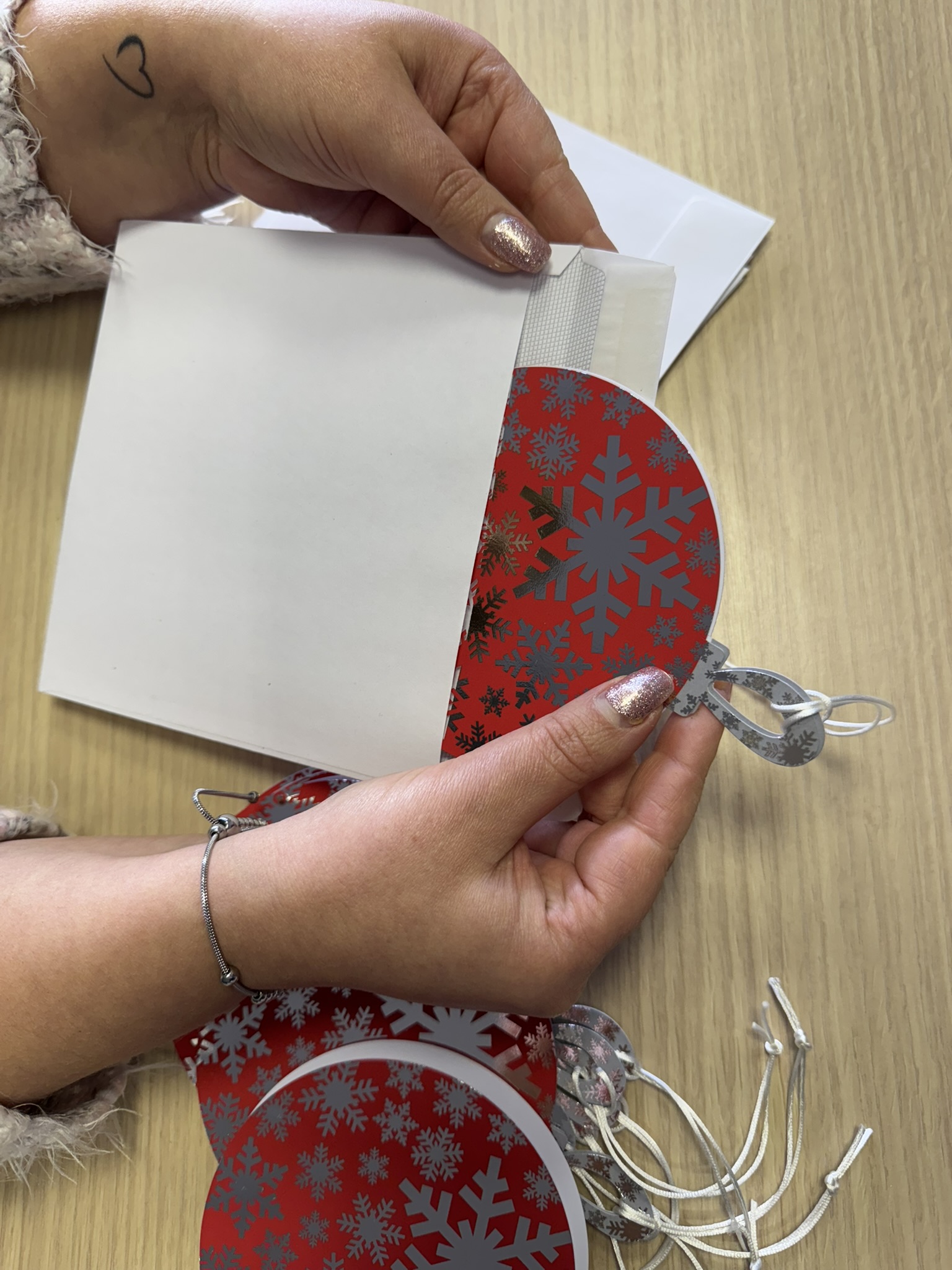 ruční kompletace atypických materiálů do obálky