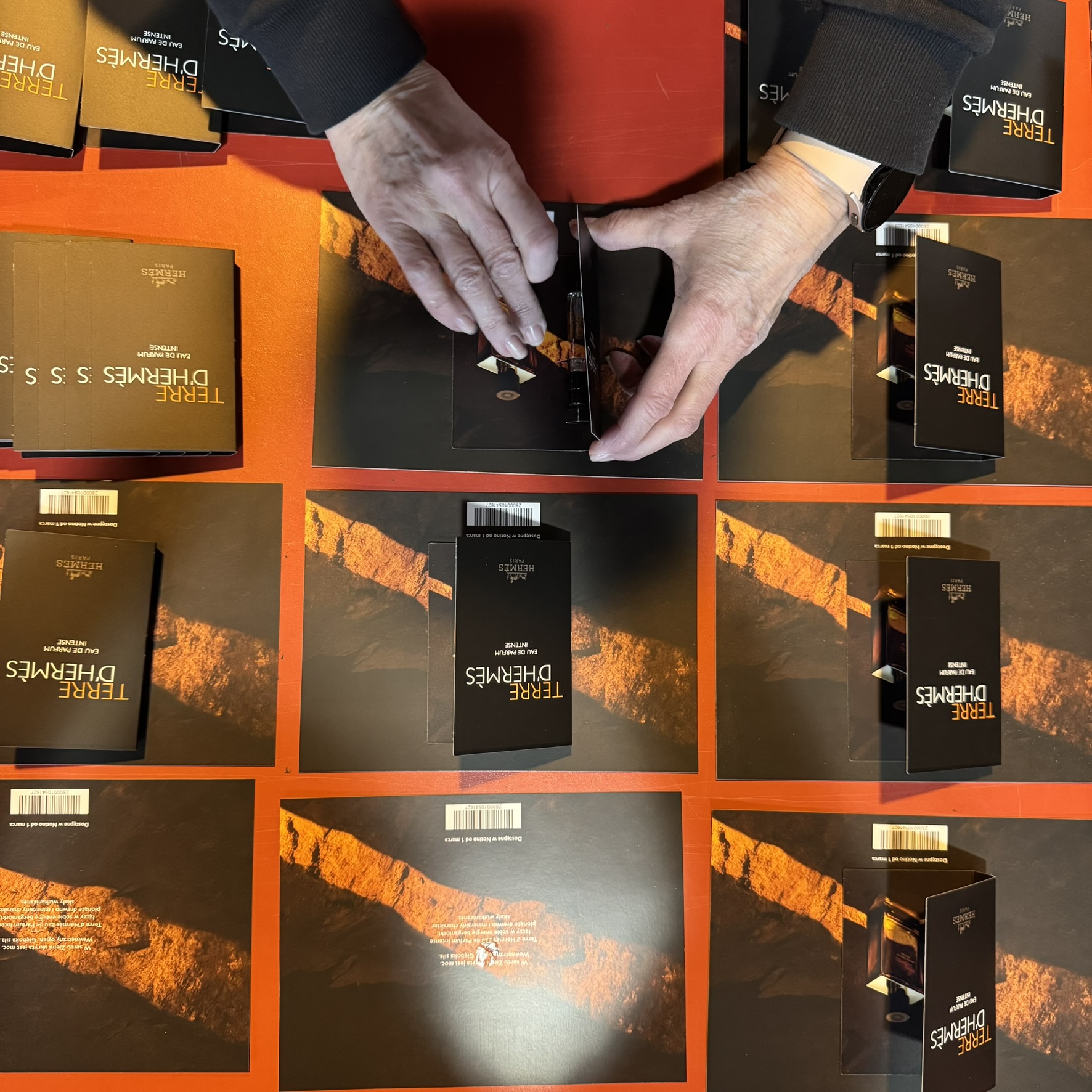 ruční kompletace a lepení vzorků