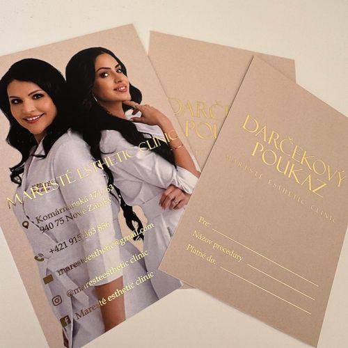 Metalická ražba na dárkovém poukazu