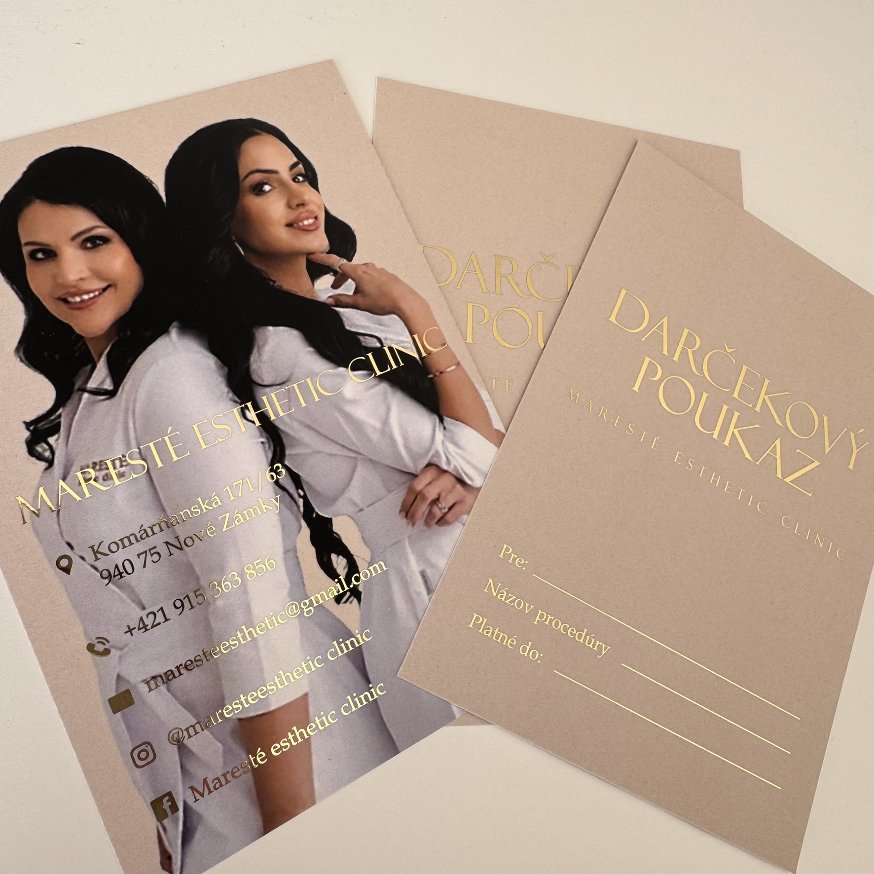 Metalická ražba na dárkovém poukazu