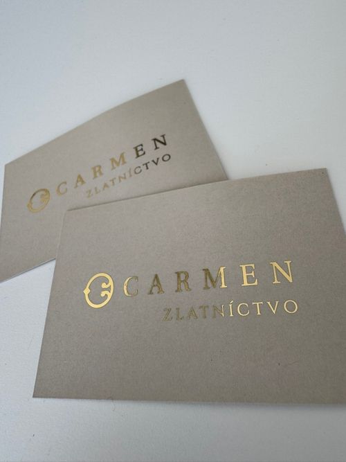 Metalická ražba na kartičce nebo vizitce