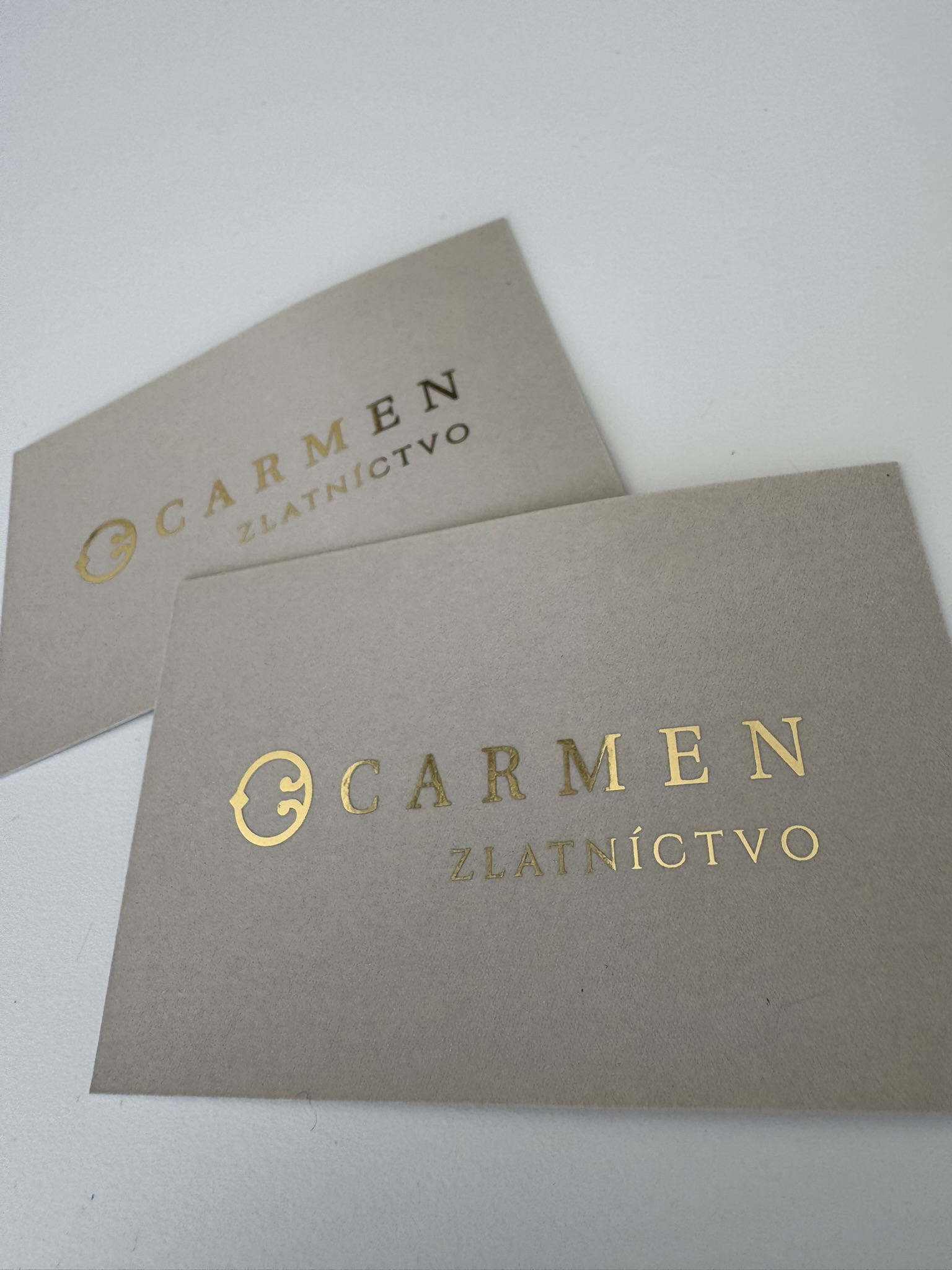 Metalická ražba na kartičce nebo vizitce