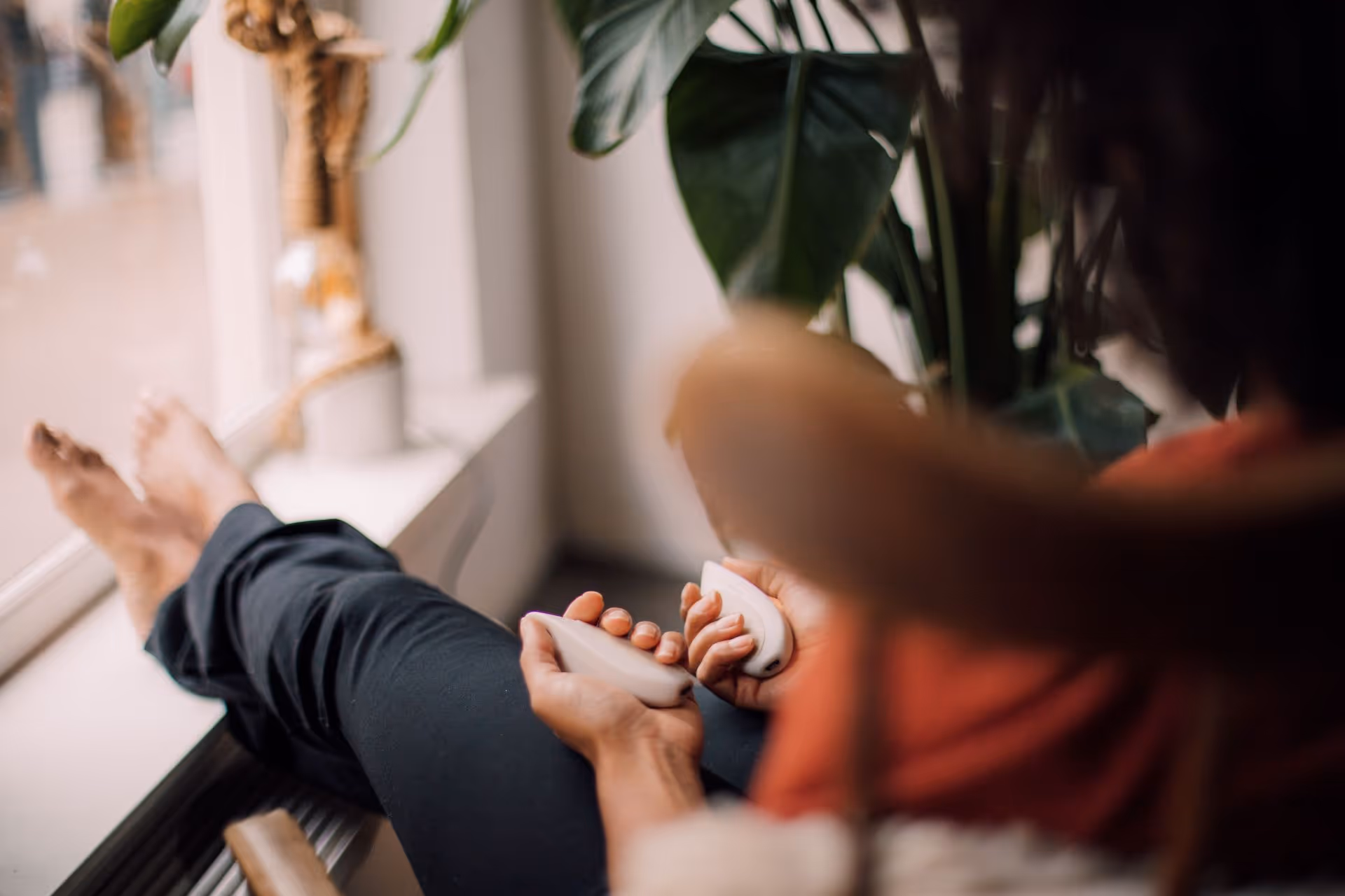 Glimp pebble- handheld smart breathing coach