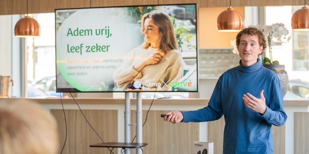 Jefta pitcht de missie en visie van Glimp aan de aanwezigen tijdens samen voor impact
