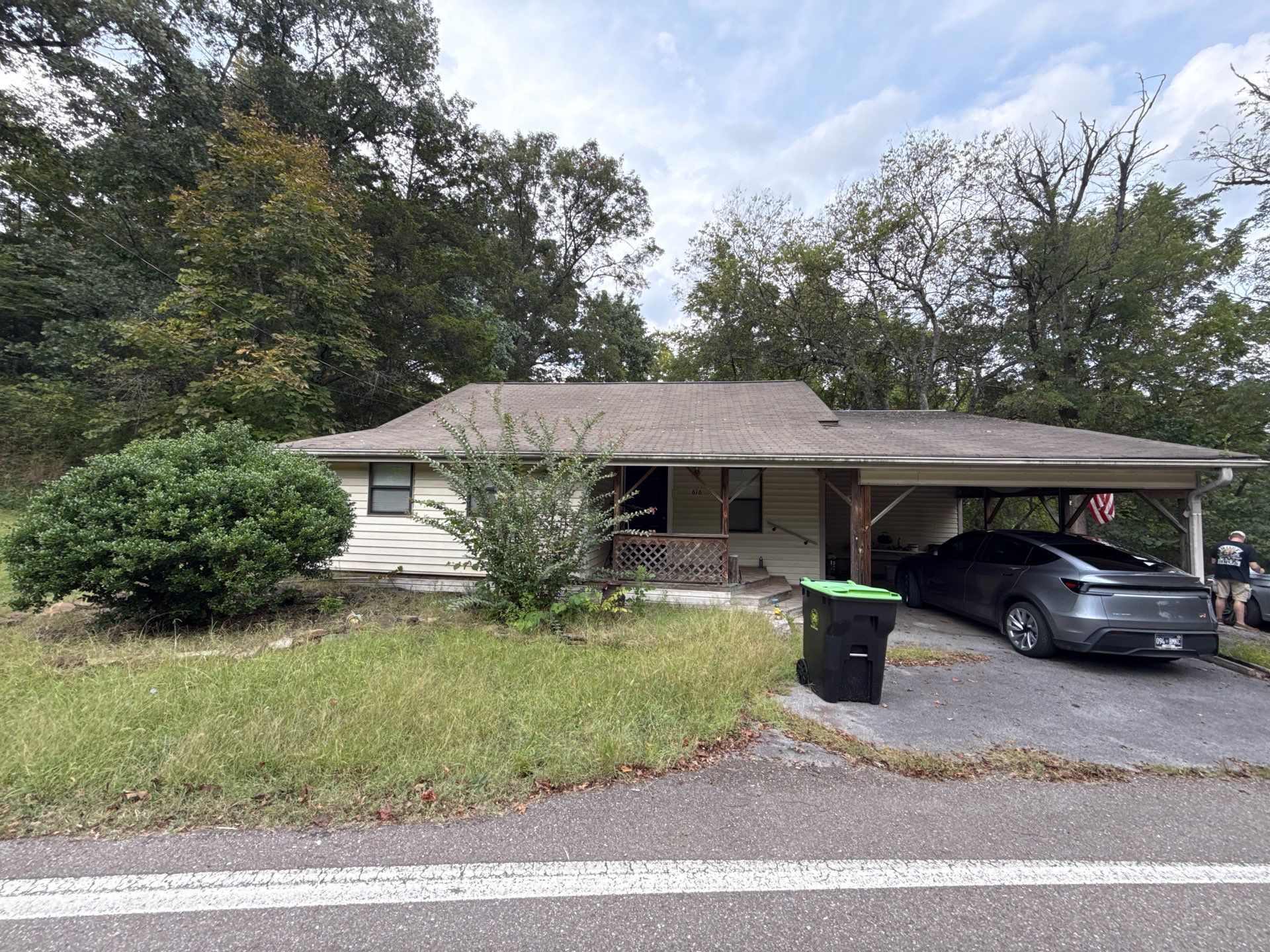 2bd/1.5 ba home available on 1.32 acres off of Thorngrove Pike!