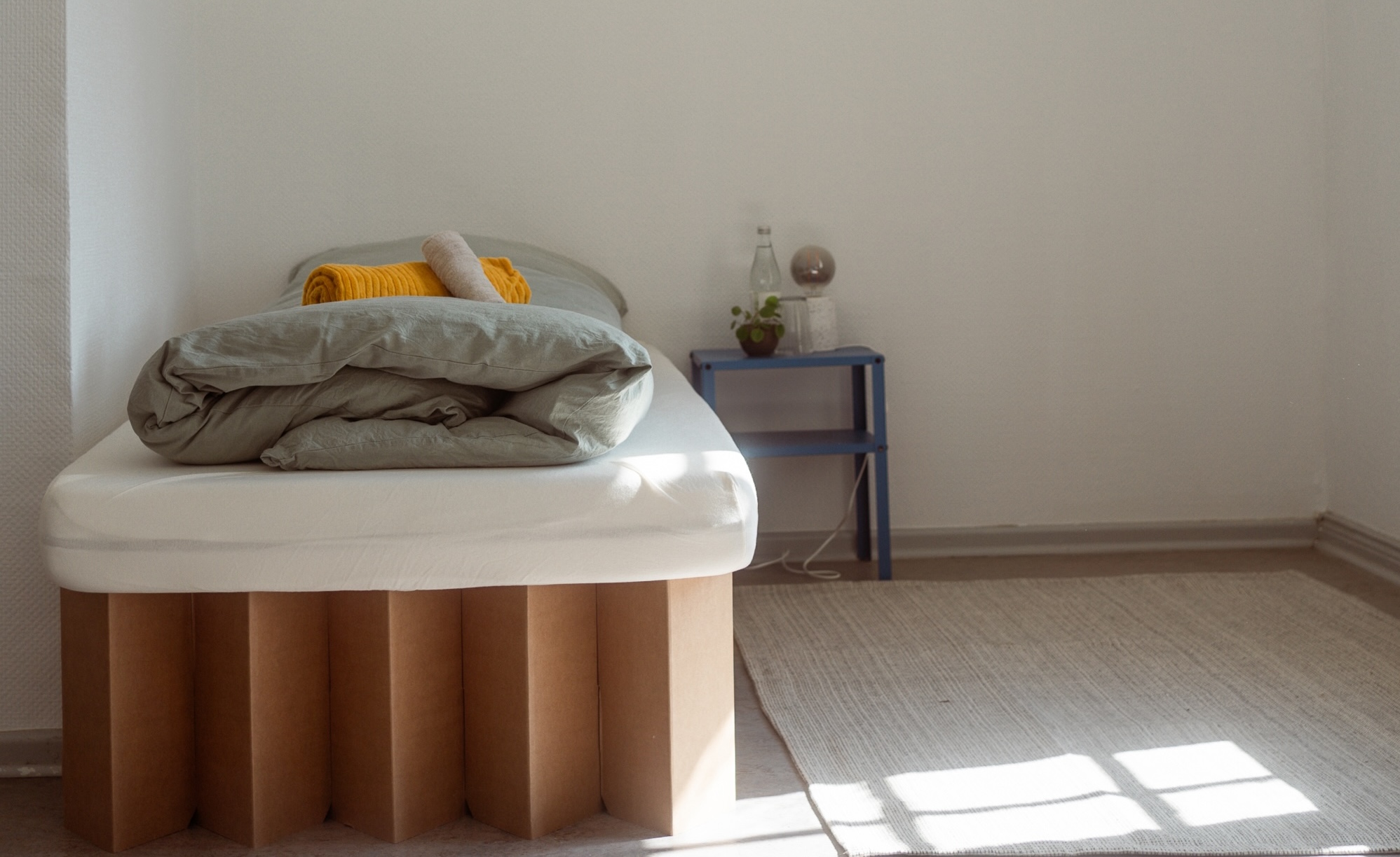Helles Schlafzimmer in der Neupitz-Villa mit Einzelbett und Sonneneinfall