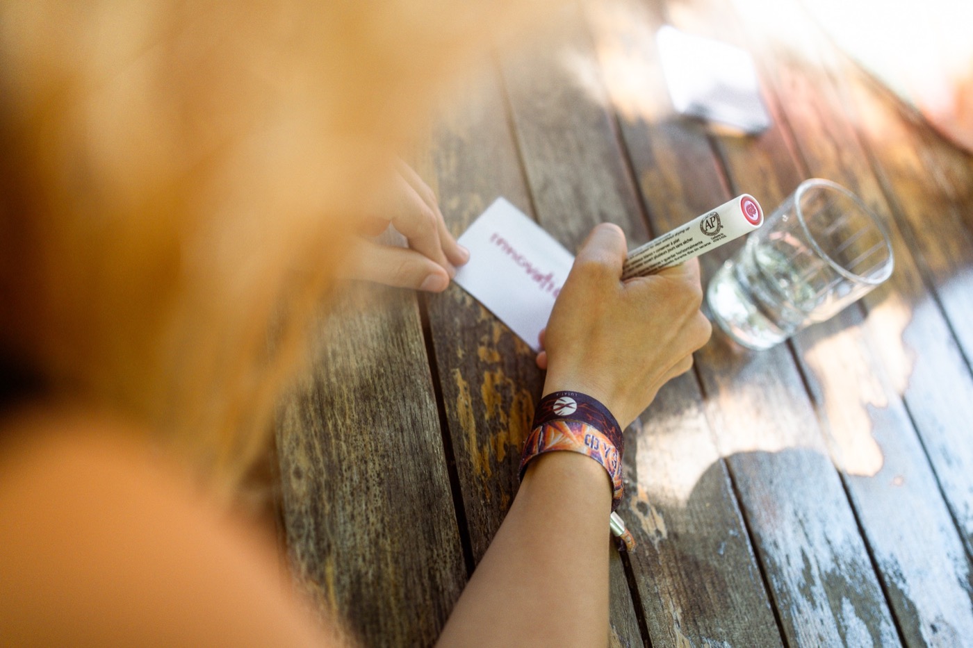 Frau arbeitet am Schreibtisch in einem Co-Working Space oder draußen in der Natur