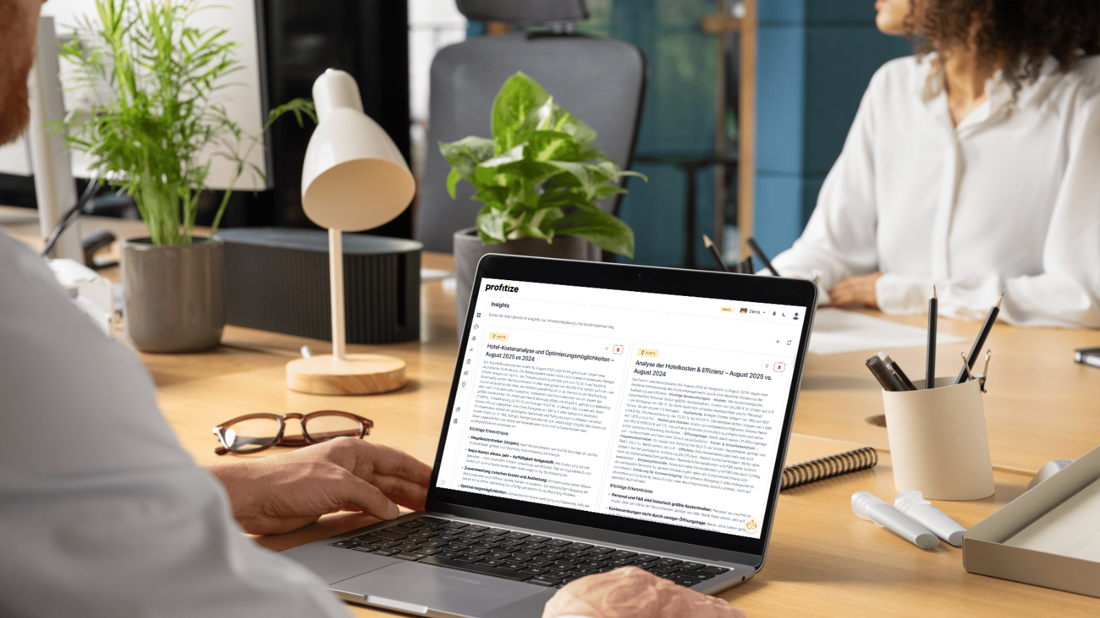 Eine Person analysiert auf einem Laptop die KI-gestützten Finanzanalysen der Plattform profitize. Auf dem Bildschirm sind aktuelle Reports zur Hotelkostenentwicklung sichtbar. Der Text im Vordergrund lautet: „profitize Insights: Smarte Finanzanalysen“. Die Szene steht sinnbildlich für moderne Hotel-Finanzplanung, datenbasierte Entscheidungen und Digitalisierung in der Hotellerie.
