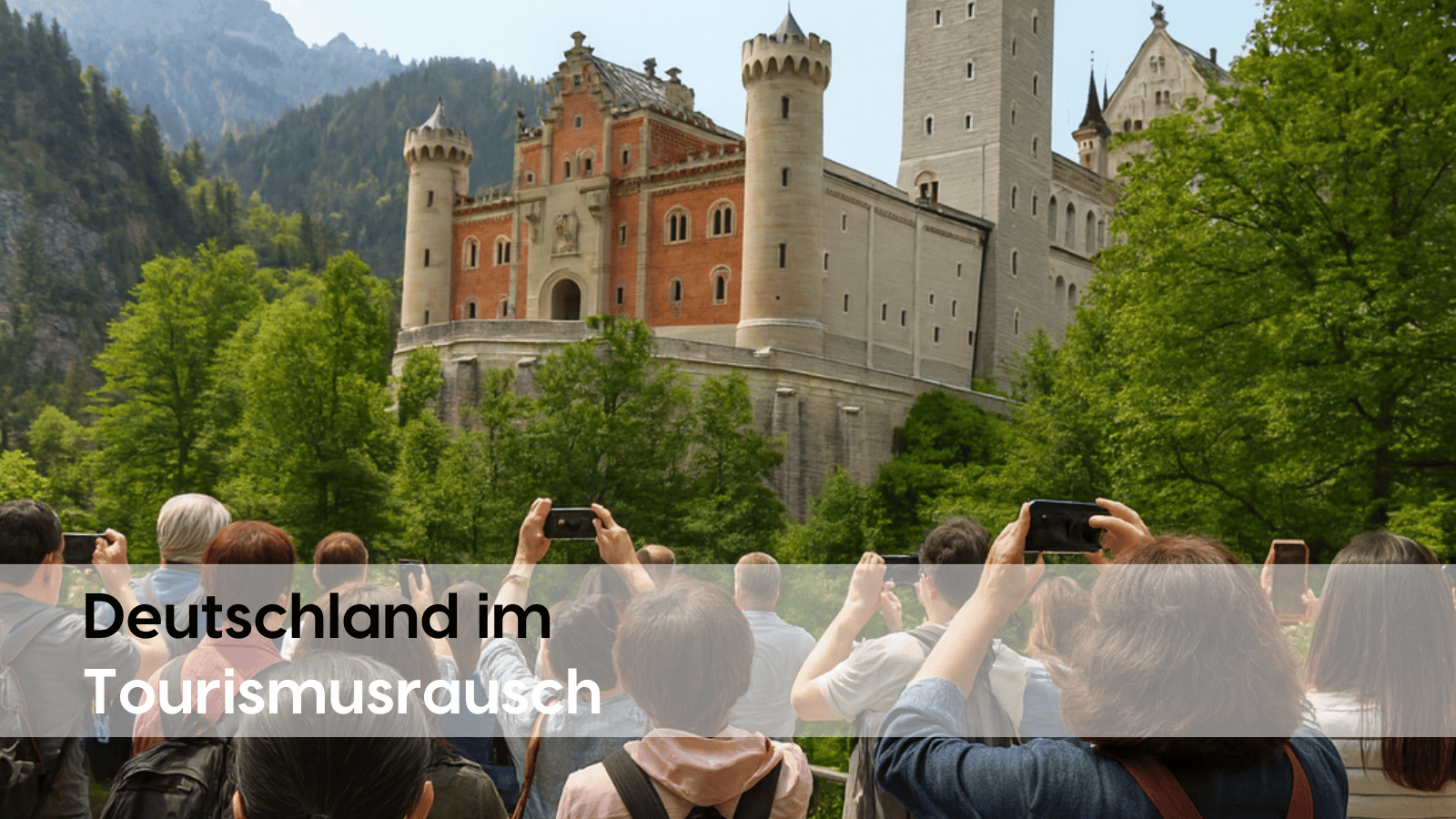 Touristen stehen vor dem Schloss Neuschwanstein in Bayern und fotografieren das bekannte Wahrzeichen. Im Vordergrund sind mehrere Personen mit Rucksäcken und Smartphones zu sehen. Im Hintergrund ragt das Schloss imposant vor bewaldeten Bergen und blauem Himmel empor. Im Bild ist der Schriftzug „Deutschland im Tourismusrausch“ sowie das Logo von profitize zu sehen.