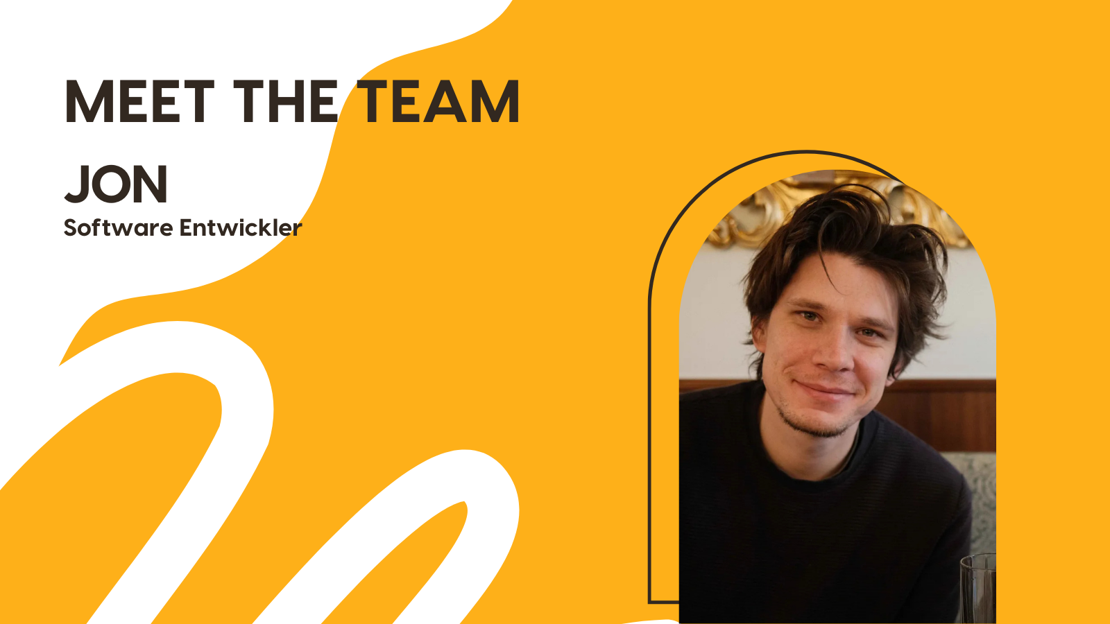Porträtfoto eines lächelnden Mannes mit dunklem Pullover in einer Restaurantumgebung, eingebettet in ein grafisches profitize-Design in Weiß, Schwarz und Gelb. Darüber steht „Meet the Team – Jon, Software Entwickler“