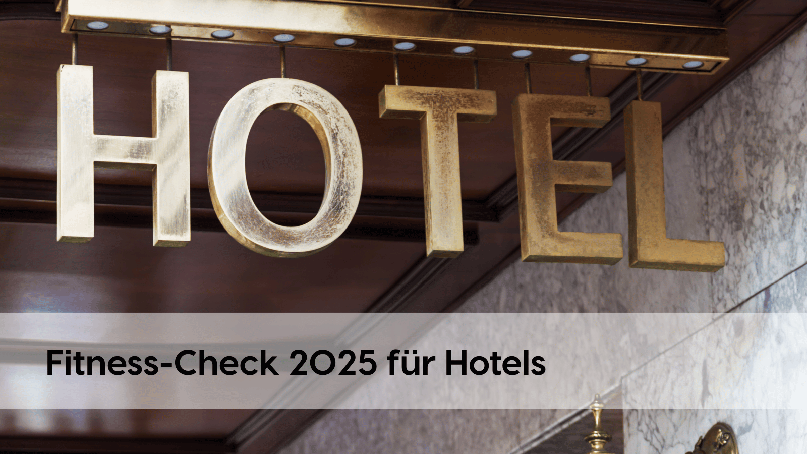 Hoteleingang mit goldener Hotelbeschriftung – Visual zum Fitness-Check 2025 für Hotels Blogbeitrag von profitize zur Analyse von Wirtschaftlichkeit und finanzieller Performance.