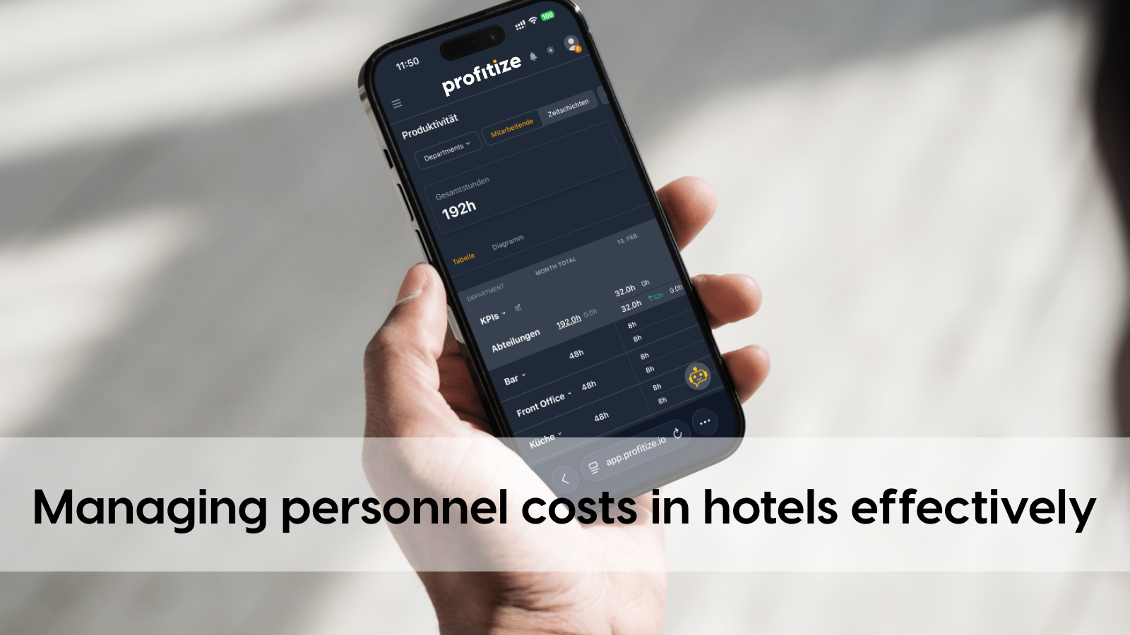 Hand hält ein Smartphone mit geöffneter profitize-App im Dark Mode; auf dem Bildschirm ist ein Dashboard zur Produktivität mit Stundenübersicht und KPI-Tabelle zu sehen. Unten im Bild steht groß der Schriftzug: „Personalkosten im Hotel richtig steuern“.