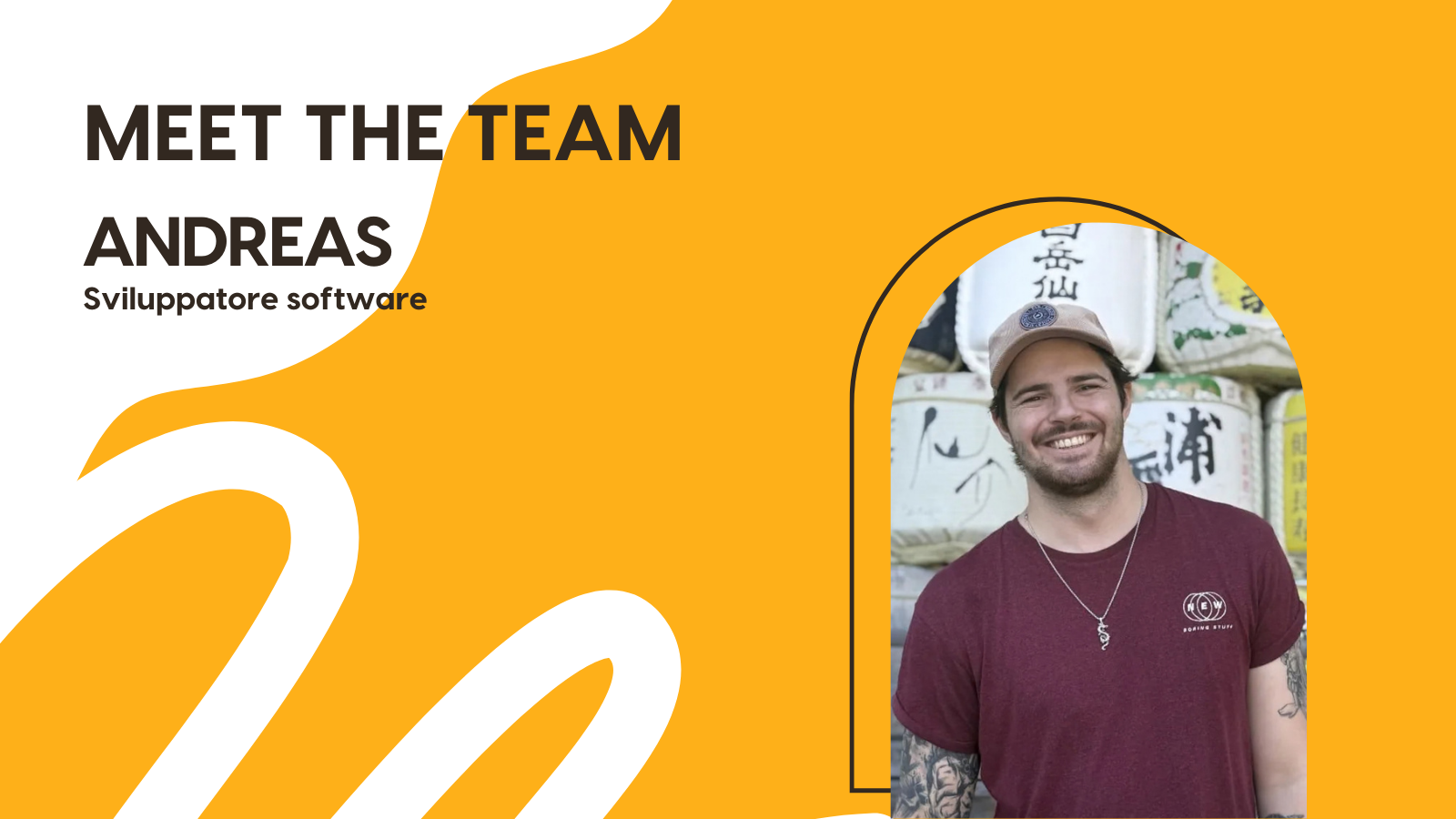 „Portraitfoto eines Software Entwicklers bei profitize. Er steht lächelnd vor gestapelten Sake-Fässern und trägt eine Baseballkappe sowie ein bordeauxrotes T-Shirt. Gelb-weiße und schwarze Markenfläche sowie der Text ‚Meet the Team – Software Entwickler‘ ergänzen das Layout.