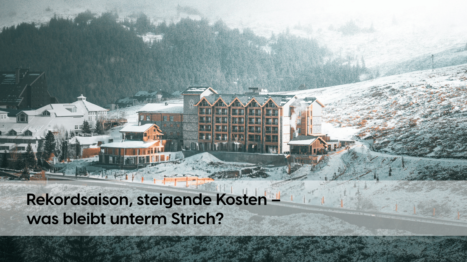 Hotelgebäude in Schneegebirge mit Frage: Rekordsaison, steigende Kosten – was bleibt unterm Strich?