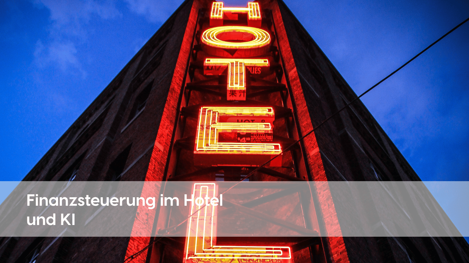 Leuchtend rotes Neon-Hotelschild vor tiefblauem Abendhimmel; Textoverlay: "Finanzsteuerung im Hotel und KI"