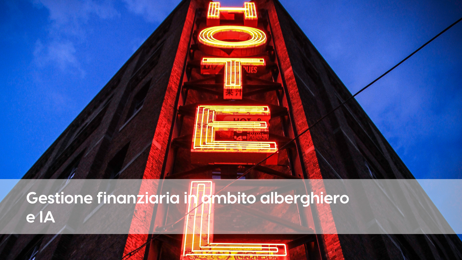 Leuchtend rotes Neon-Hotelschild vor tiefblauem Abendhimmel; Textoverlay: "Finanzsteuerung im Hotel und KI"