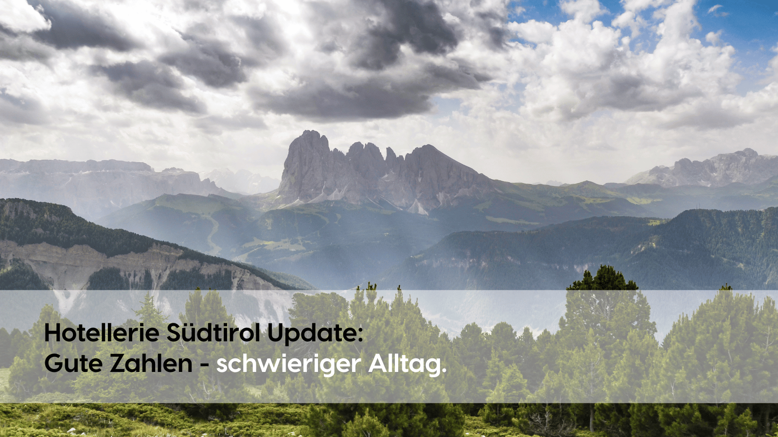 Dramatisches Bergpanorama mit Blick auf die Langkofelgruppe in Südtirol, davor alpiner Nadelwald. Im Vordergrund Textoverlay: "Hotellerie Südtirol Update: Gute Zahlen – schwieriger Alltag.
