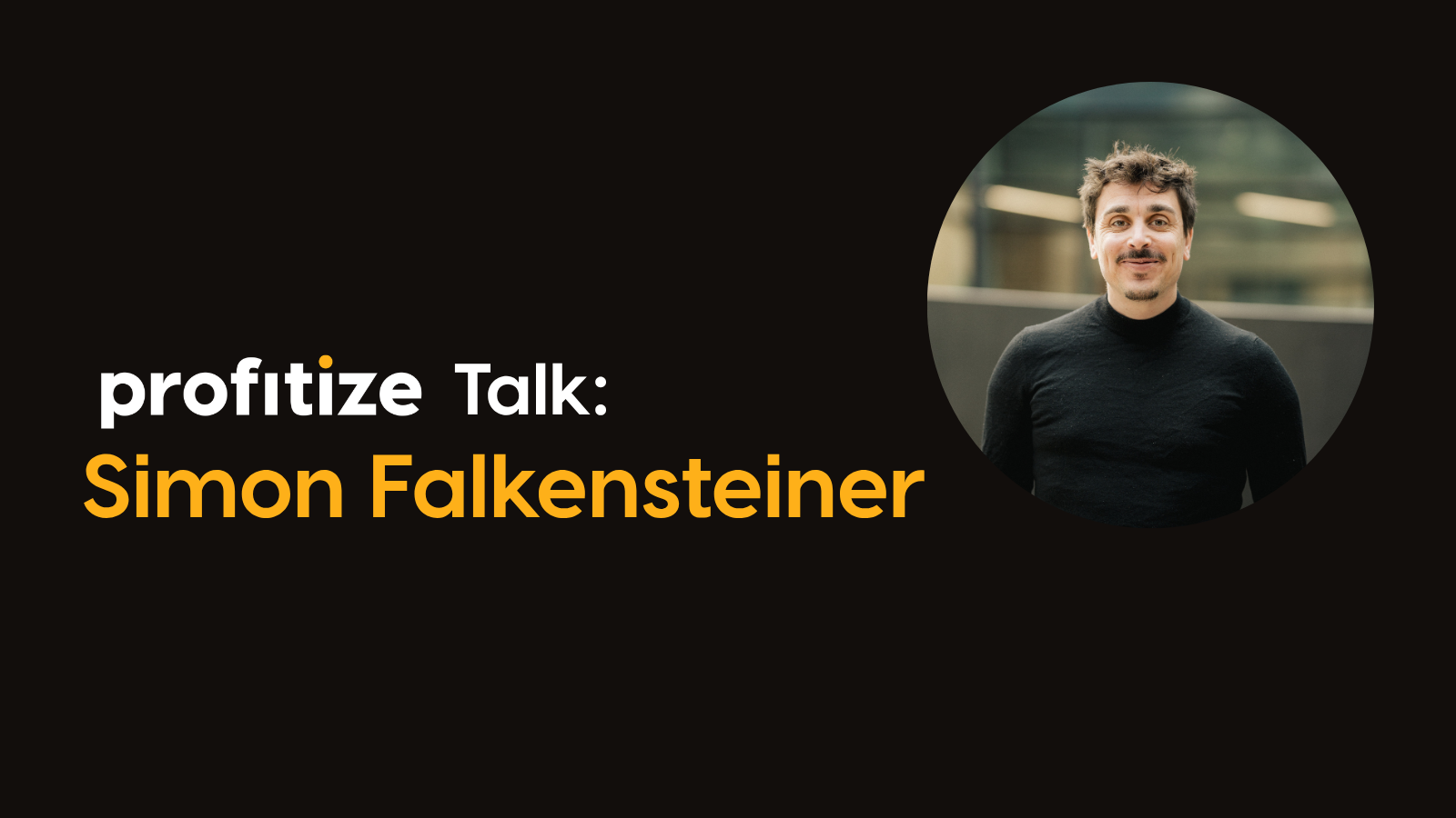 Schwarzer Hintergrund mit weiß, orangen Text der profitize Talk mit Simon Falkensteiner sagt. Ein Bild von Simon im runden Rahmen