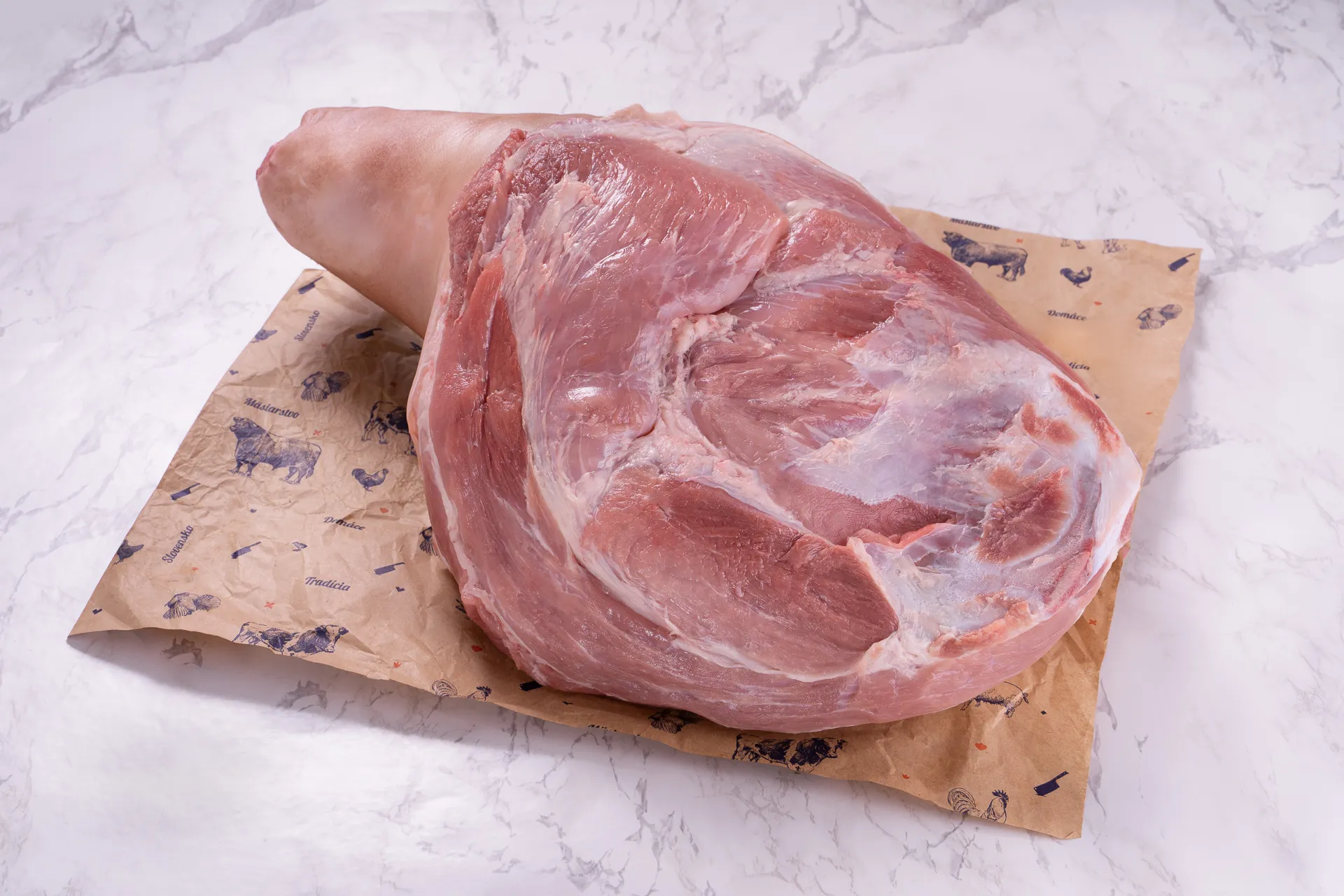 Bravčové plece s kosťou, kožou a kolenom