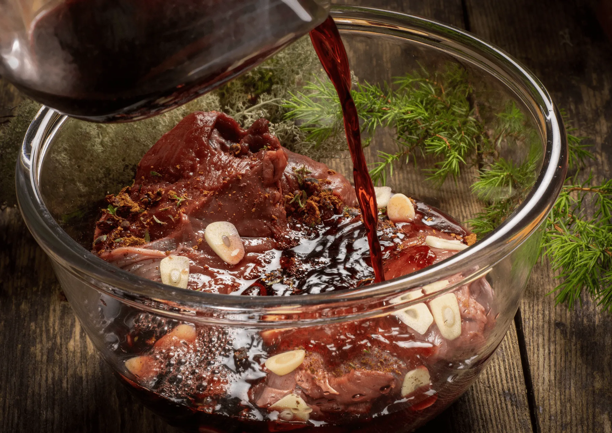 Ako správne marinovať mäso? Majster grilu v 5 krokoch