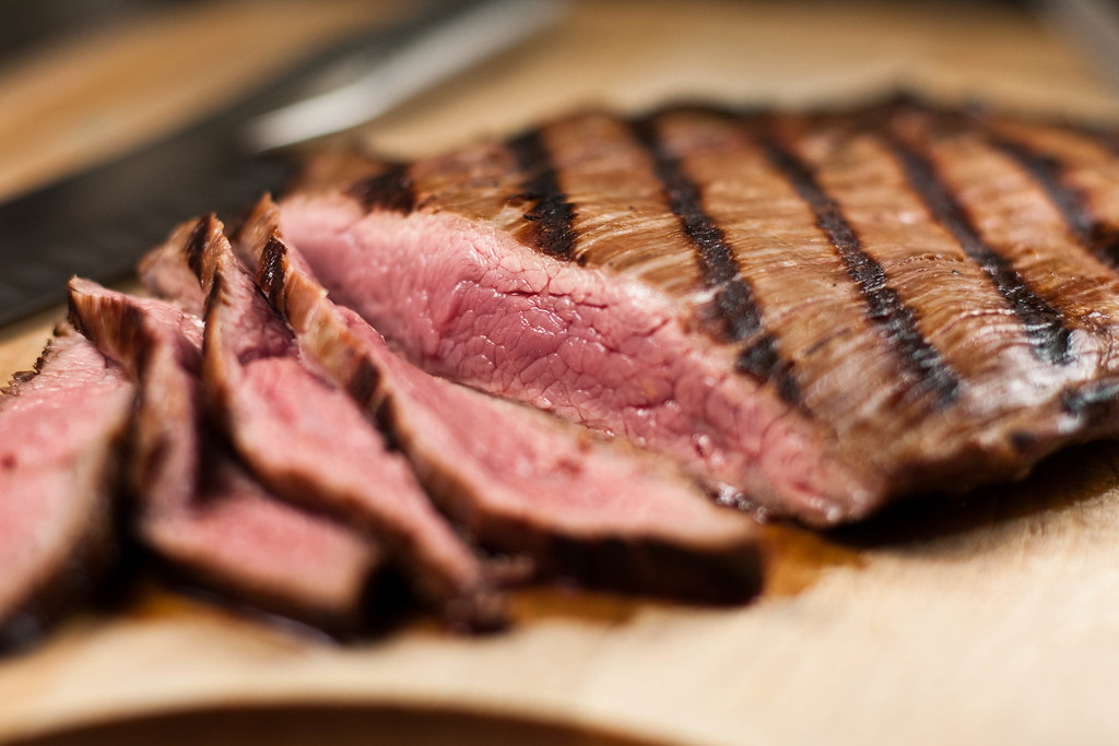 Flank steak: kompletný návod na prípravu a krájanie