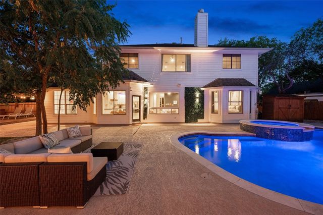 Homes and streets in Shady Hollow TX