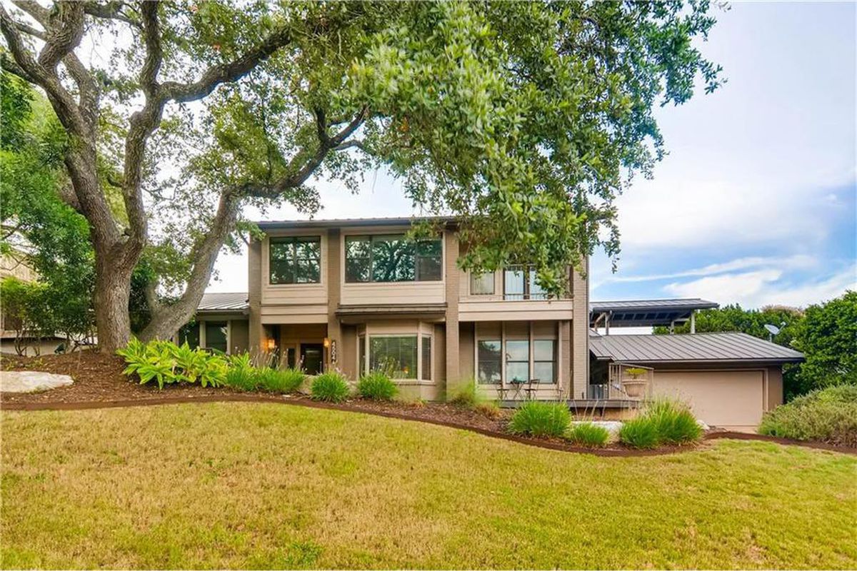 Homes and streets in Northwest Hills TX