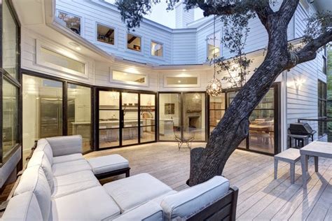 Properties and scenery in Bouldin Creek Texas