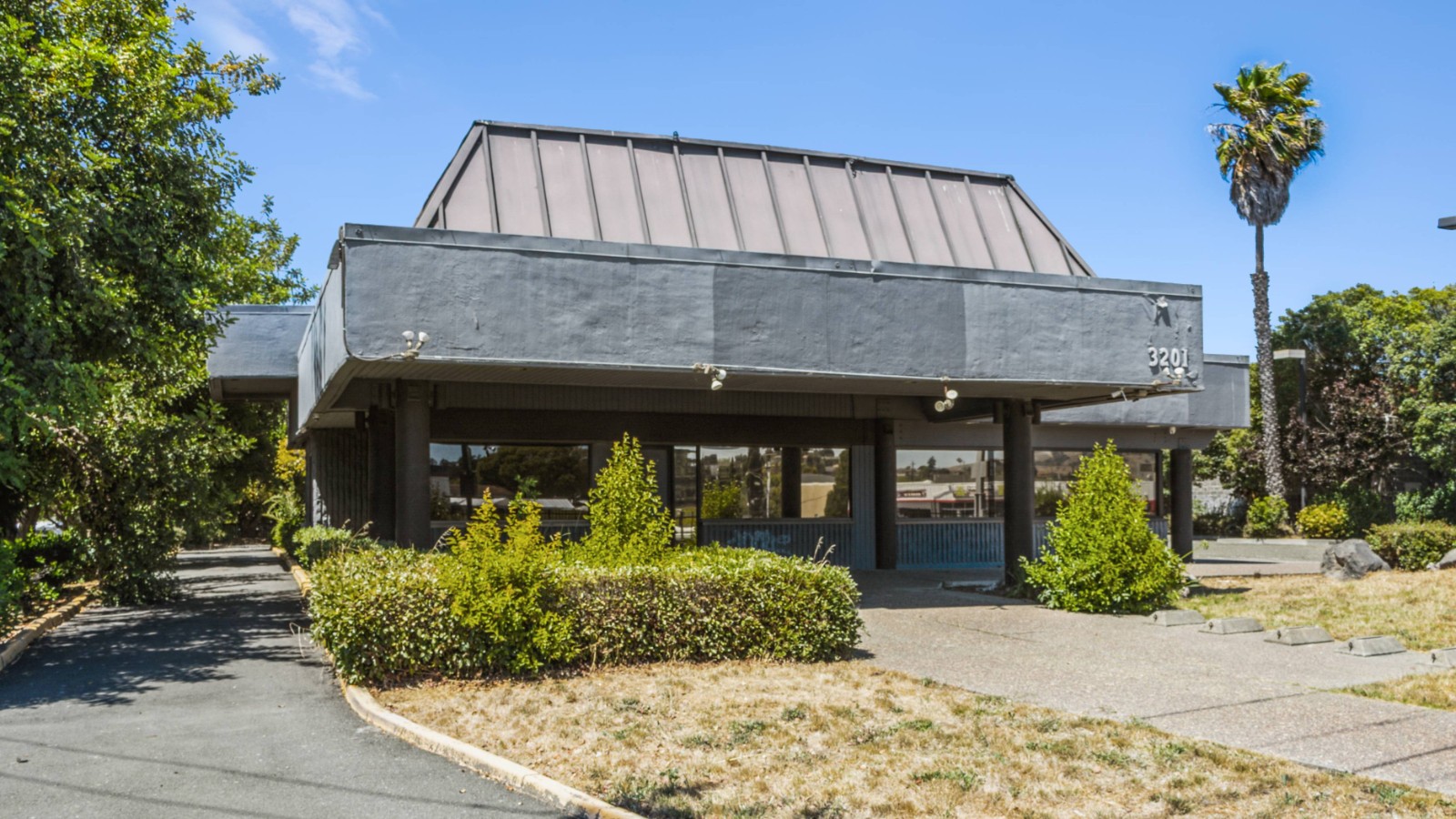 Former Arby's QSR Building