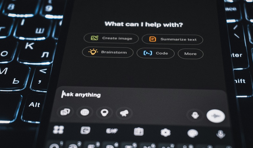 ChatGPT på en smartphone, der spørger What can I help with?