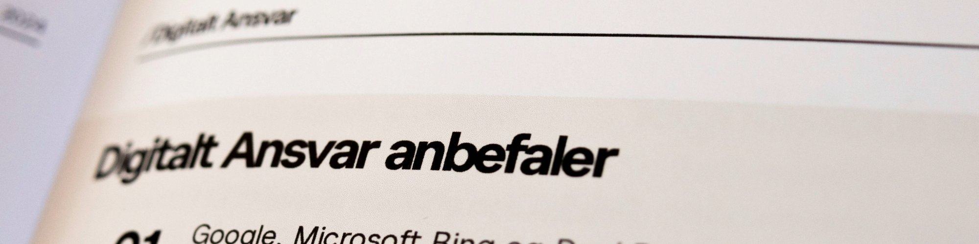 Close up af en analyse. Opslået på siden med "Digitalt Ansvar anbefaler"