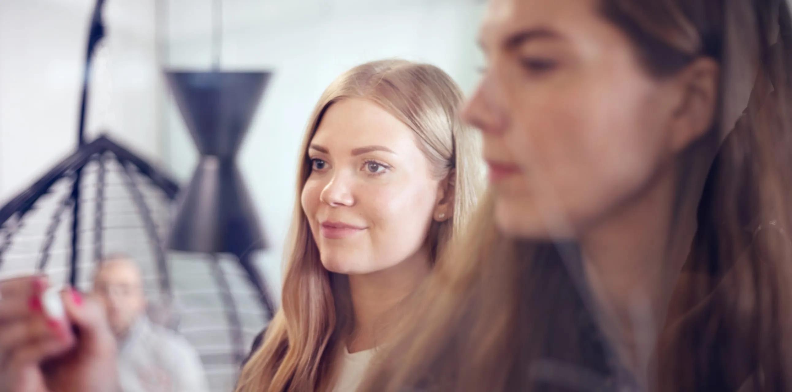 Two female colleague at Funidata in a brainstorm session