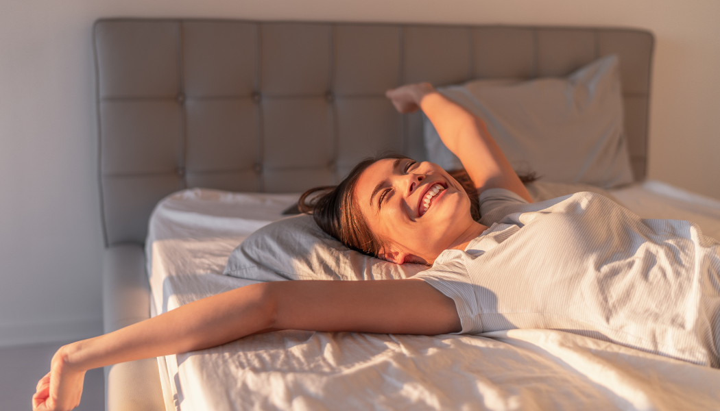 personne heureuse de se reveiller dans son lit