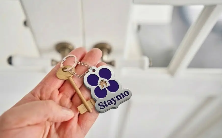 Hand holding keys with a Staymo keyring