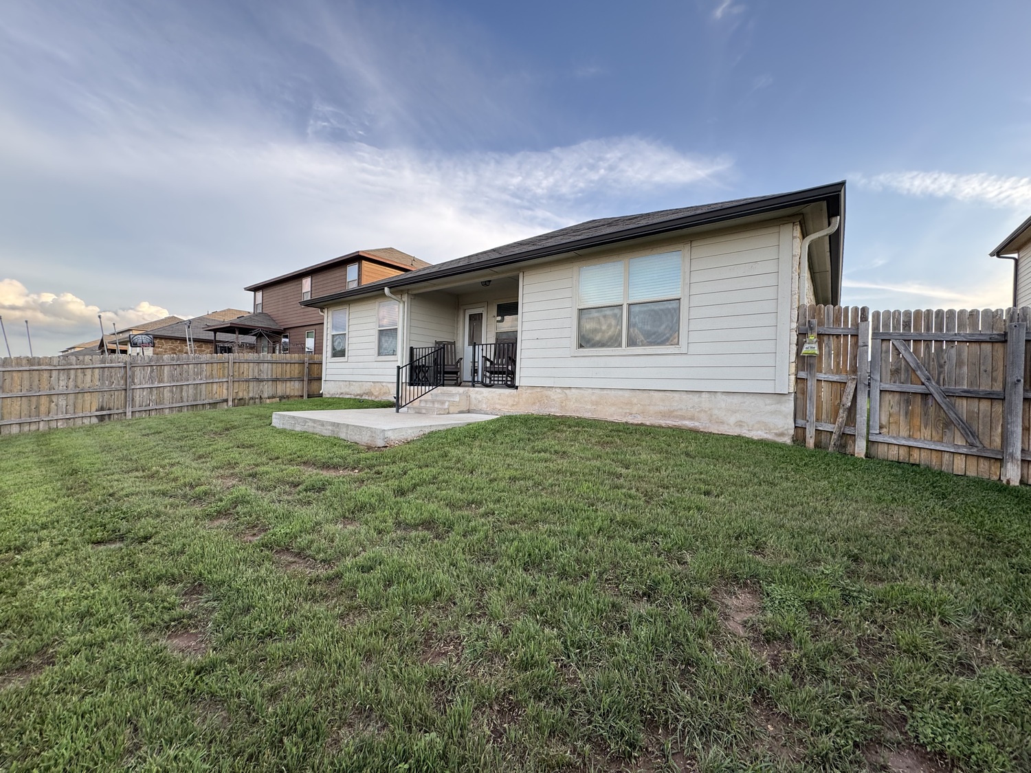 2708 Gilchrist Dr, Lorena TX: 4-bed, 2-bath home in Park Meadows with 1,899 sq ft, open layout, and bright living space. Built in 2017.