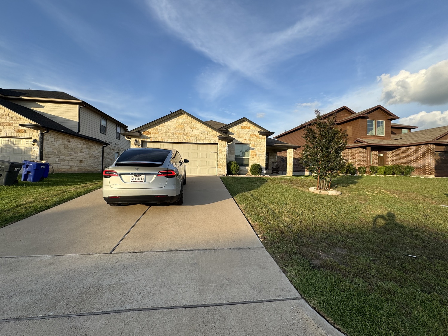 2708 Gilchrist Dr, Lorena TX: 4-bed, 2-bath home in Park Meadows with 1,899 sq ft, open layout, and bright living space. Built in 2017.