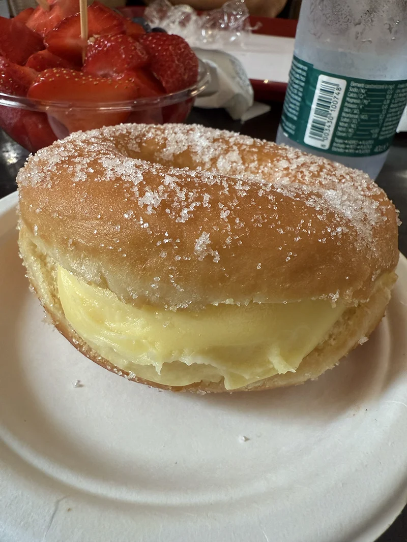 Vanilla cream-filled pastry with sugar coating