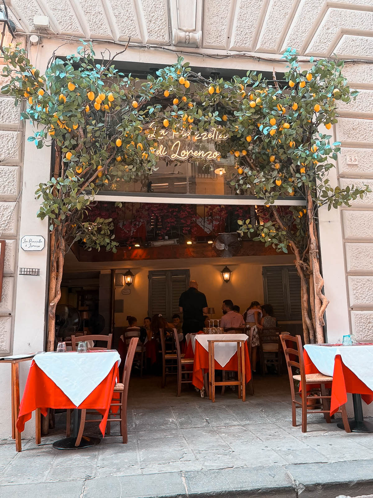 outdoor dining at Ristorante Pizzeria La Piazzetta di Lorenzo Florence