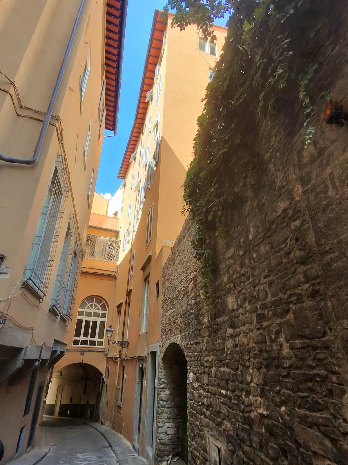 Wheelchair users turning around on dangerous steep Florence hill