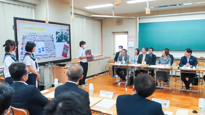 いじめ防止の関係省庁会議を学校で開催 道徳の授業を視察
