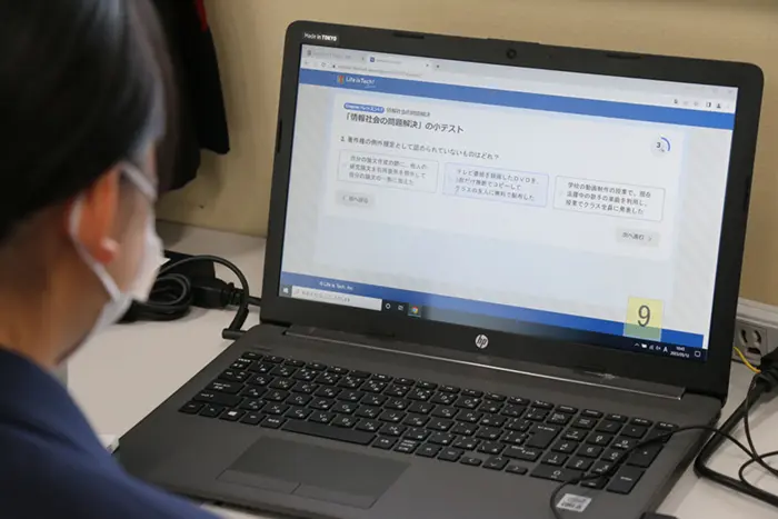 小テストに取り組む生徒