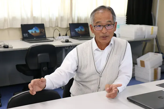 情報科の井上徳之教諭