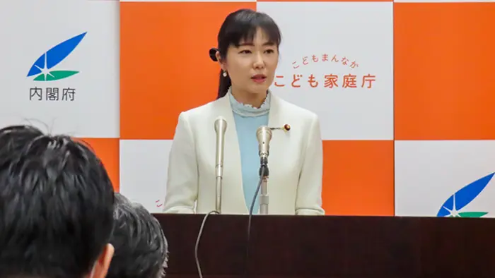 記者会見で所感を述べる加藤こども政策担当相