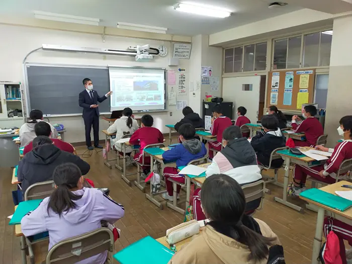 太平小学校で行われた出張授業の様子